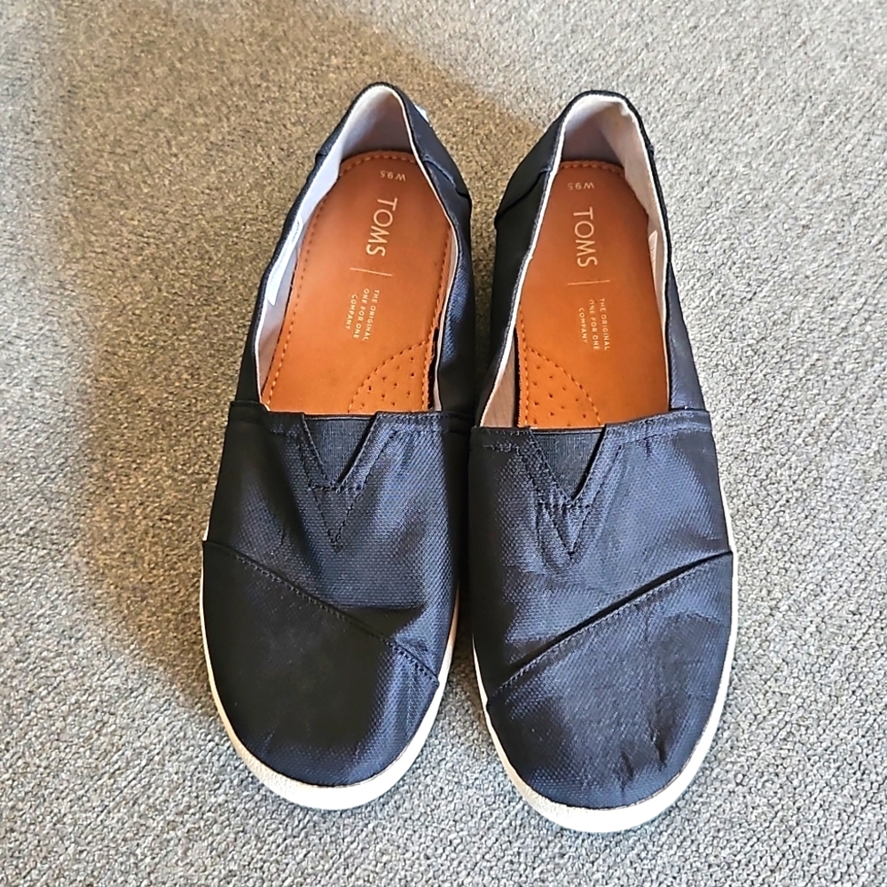 BLACK TOM'S